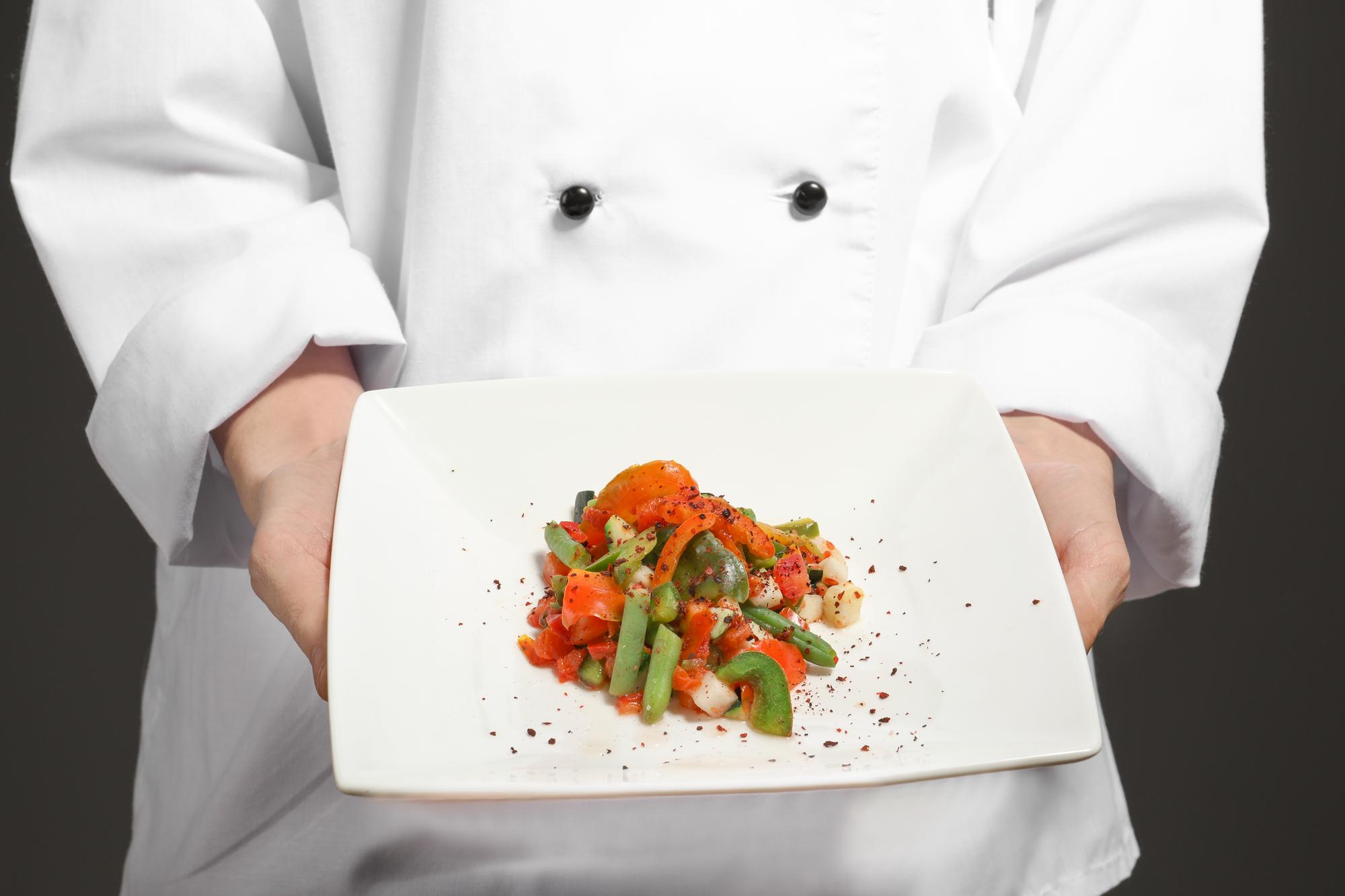Chef preparando un plato moderno