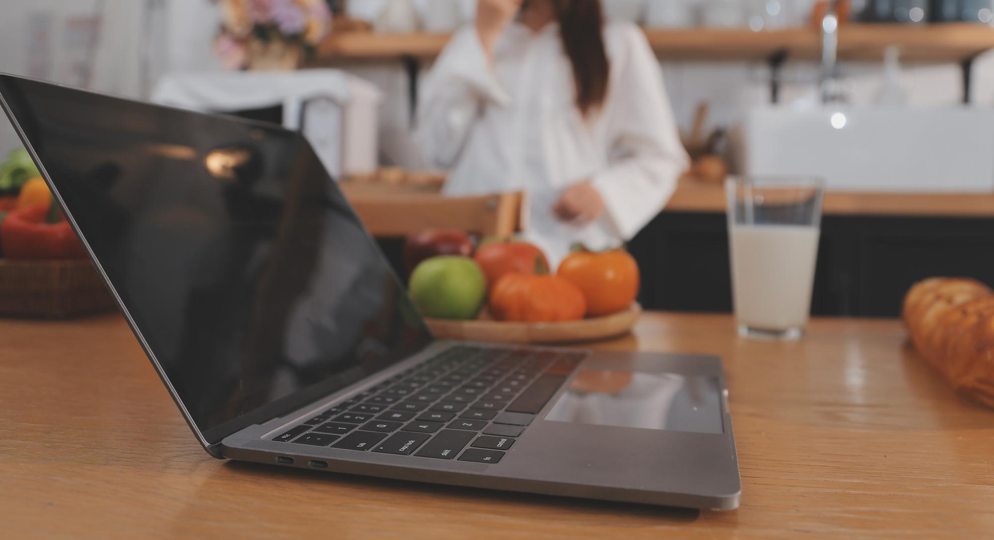 Mesa con materiales del curso y laptop